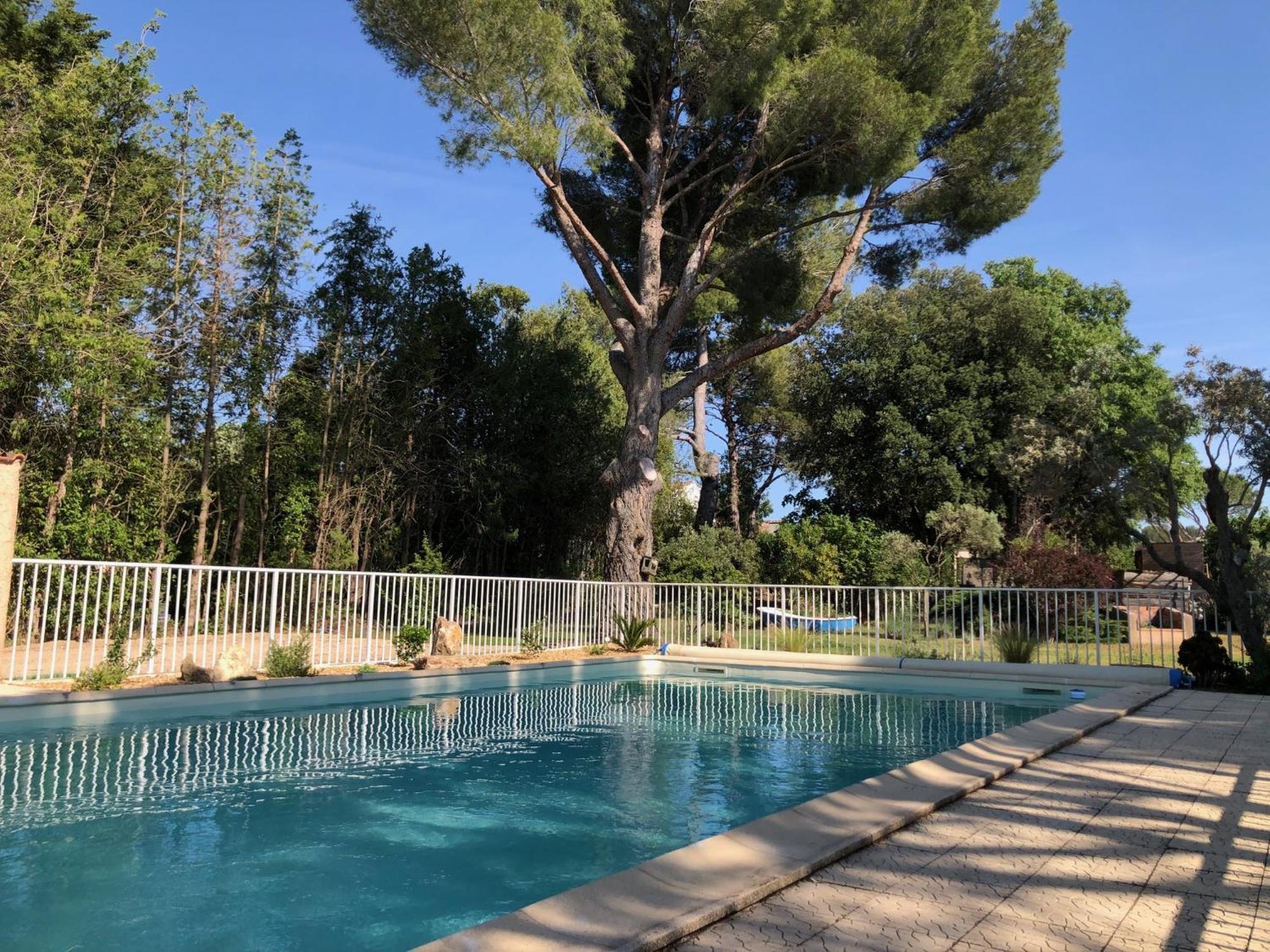 Gite En Provence Dans Grand Jardin Avec Piscine Partagee Cornillon-Confoux Eksteriør bilde